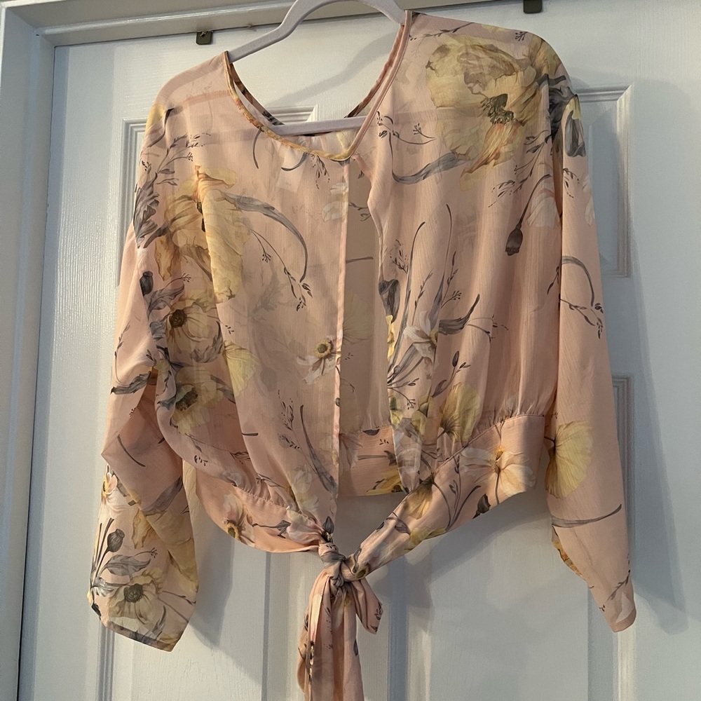 Floral crop top. Size 8